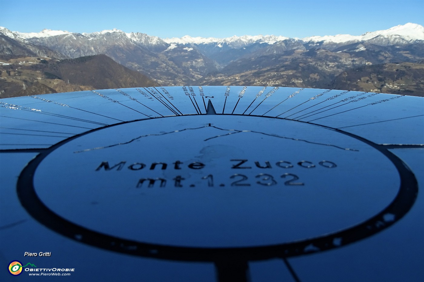 44 Piastra d'orientamento sui monti della Valle Brembana.JPG